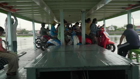 Ferry-Transporting-People-On-Motorbikes-And-Scooters-Across-The-Chao-Phraya-River-In-Bangkok,-Thailand