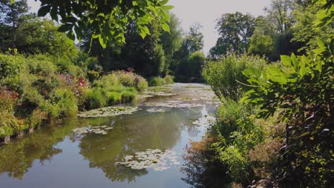 Ein-Blick-Auf-Seerosen-Im-Teich-Von-Claude-Monet,-Giverny,-Frankreich