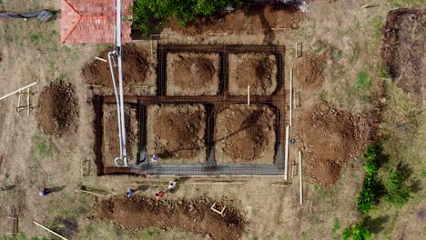 La-Bomba-De-Pluma-Entrega-Concreto-Premezclado-Al-Equipo-De-Trabajo-De-La-Obra-De-Construcción-De-Viviendas.