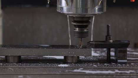 Precisión-En-Movimiento-A-Medida-Que-Las-Máquinas-CNC-Y-VMC-Esculpen-Metal-Con-Una-Precisión-Incomparable,-Mostrando-Maravillas-De-La-Ingeniería-En-Acción.