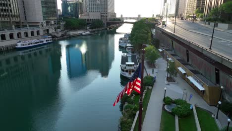 Bandera-Americana-Ondeando-Frente-A-La-Cabecera-Del-Río-Chicago-En-El-Centro-De-Chicago,-Illinois