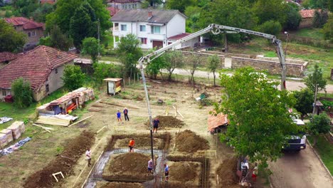 La-Bomba-De-Pluma-Entrega-Concreto-Premezclado-Al-Equipo-De-Trabajo-De-La-Obra-De-Construcción-De-Viviendas.