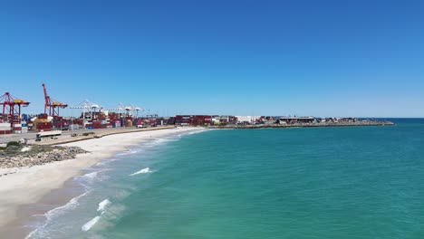 Port-Beach-En-Fremantle,-Australia-Occidental,-Con-Aguas-Cristalinas-Alrededor-De-Los-Muelles-De-Embarque
