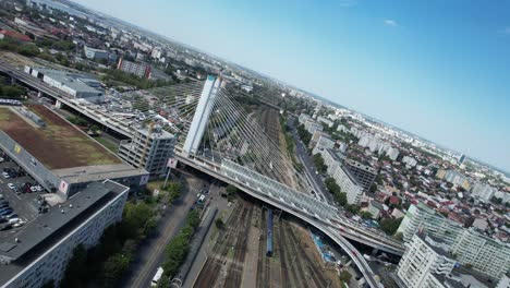 Vista-Aérea-Del-Puente-Basarab-En-Rumania,-Con-La-Estación-De-Tren-Norte-De-Bucarest-Debajo