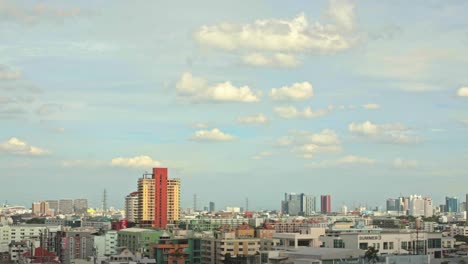 Cumuluswolken-Fegen-An-Einem-Sonnigen-Tag-über-Die-Stadt-Bangkok