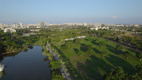 The-large-lawns-of-Ramat-Gan-Leumi-Park-,-it's-a-public-meeting-place-for-families,-friends,-sports-and-making-barbecue