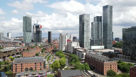 Drohnenflug-Aus-Der-Luft-über-Die-Castlefield-Quays-Im-Stadtzentrum-Von-Manchester-Mit-Blick-Auf-Den-Elizabeth-Square-Und-Den-Beetham-Tower