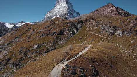 Tiro-Inclinado-De-Ciclistas-En-El-Camino-Hacia-Los-Alpes-Suizos-De-Matterhorn.