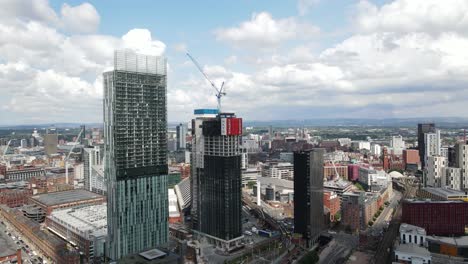 Vuelo-Aéreo-Con-Drones-De-Un-Nuevo-Rascacielos-En-Construcción-Junto-A-La-Torre-Beetham-Con-Una-Vista-Lenta-Y-Reveladora-Del-Centro-De-La-Ciudad-De-Manchester