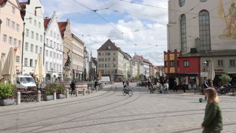 Plaza-Moritz-Y-Fuente-De-Mercurio-En-El-Casco-Antiguo-De-La-Ciudad-De-Augsburgo-En-Alemania