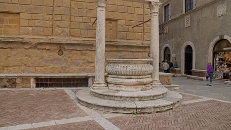 Old-Stone-Well-In-Piazza-Pio-II---Central-Square-In-Pienza,-Italy