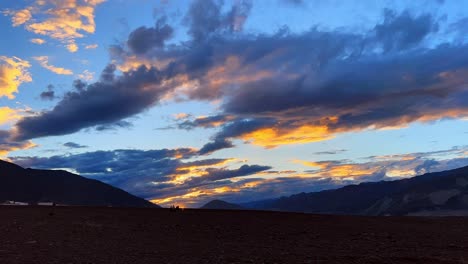 Schnell-Und-Wütend:-Zeitraffer-Von-Wolken,-Die-über-Die-Bergkette-Rasen