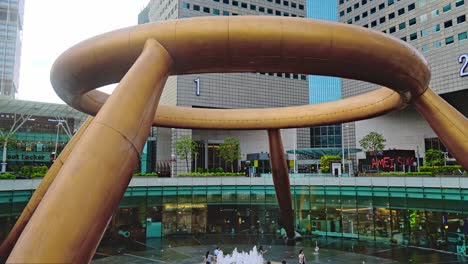 Schwenken-Sie-Um-Den-Brunnen-Des-Reichtums-Vor-Dem-Einkaufszentrum-Suntec-City-In-Singapur