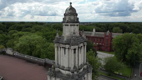 Vuelo-Aéreo-De-Drones-Alrededor-De-La-Torre-Del-Reloj-Del-Edificio-De-Posgrado-De-Resonancia-Magnética-De-La-Universidad-Nhs-De-Manchester