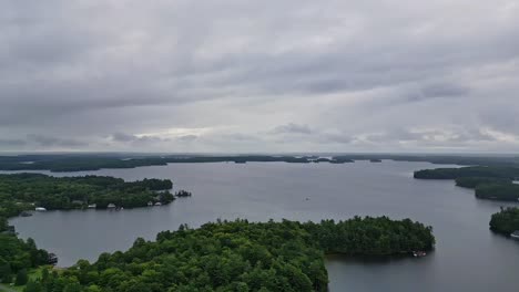Panorama-De-Islotes-Boscosos-En-El-Lago-Rosseau-En-Ontario,-Canadá