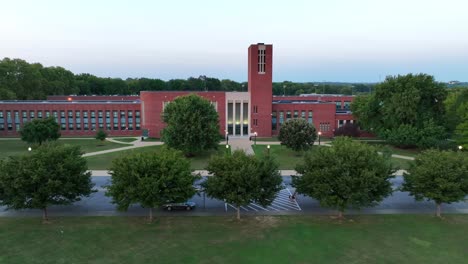 Amerikanische-Highschool-Bei-Sonnenuntergang