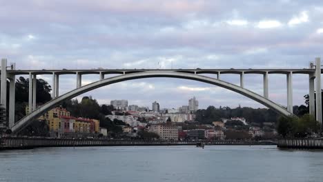 Arrabida-Brücke-Mit-Fahrzeugfluss,-Der-Die-Stadt-Porto-Verbindet,-Vom-Fluss-Douro-Aus-Gesehen