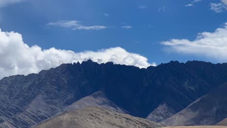 Dynamic-timelapse:-Fast-clouds-over-the-mountains