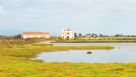 Schwenk-Um-Einen-Aussichtspunkt-Im-Delta-De-L&#39;ebre,-Ebro-Delta,-Spanien-Während-Der-Abendzeit