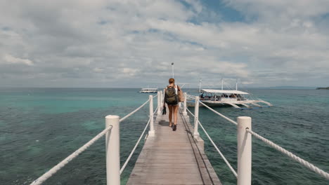 Filmische-Zeitlupenaufnahme-Beim-Spaziergang-Zu-Einem-Auslegerboot-Auf-Den-Philippinen-Mit-Wunderschönem-Wetter,-120-Fps,-4k,-Slomo