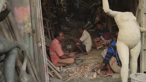 Alfareros-Tradicionales-Haciendo-Estatuas-De-Dioses-Hindúes-En-Kumartuli-De-Bengala-Occidental,-India