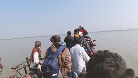 Gente-De-Pie-En-Un-Ferry-Tradicional-Cruzando-El-Río-En-Las-Islas-Sunderban-En-24-Parganas-Benagal-Occidental-India