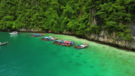 Muchos-Barcos-Asiáticos-Atracados-En-La-Bahía-De-Pi-Leh,-Tailandia