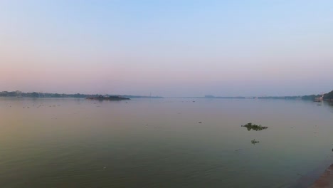 Amplia-Toma-Panorámica-Del-Río-Hooghly-O-Ganga-En-Un-Ghat-De-Calcuta-O-Calcuta-Durante-La-Puesta-De-Sol-En-Bengala-Occidental,-India.