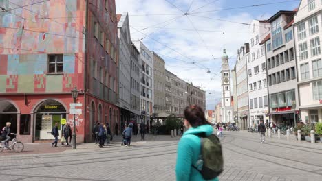 Escena-De-Una-Calle-En-El-Centro-De-La-Ciudad-Con-Gente-Caminando-En-Moritzplatz-En-Augsburgo,-Baviera,-Alemania,-Europa