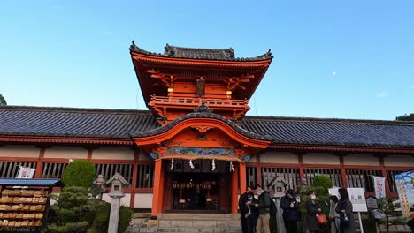 Hermoso-Templo-Sintoísta-Rojo-En-La-Suave-Luz-Del-Atardecer