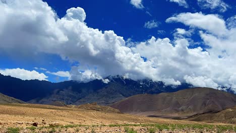 Tiempo-En-Movimiento:-Nubes-Corriendo-Sobre-Los-Picos-De-Las-Montañas-En-Impresionantes-Imágenes-En-Timelapse