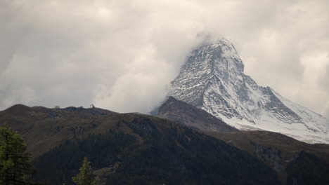 Matterhorn-In-Zermatt,-Schweiz,-Mit-Wolken-Bedeckt