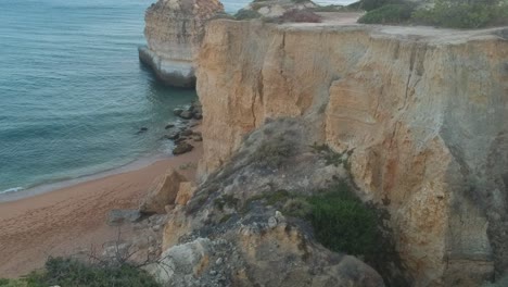 Blick-Von-Oben-Auf-Felsen-Und-Klippen-In-Albufeira,-Portugal