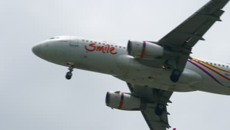 Thai-Smile-Airways-Bereitet-Sich-Auf-Die-Landung-Am-Flughafen-Suvarnabhumi-In-Thailand-Vor