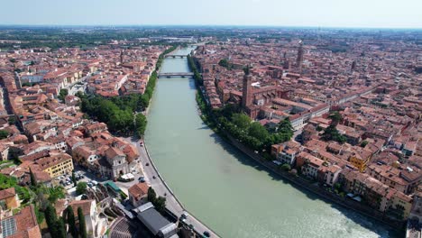 Toma-Aérea-De-4k-Del-Antiguo-Centro-De-La-Ciudad-De-Verona-Con-El-Río-Adigio,-Italia