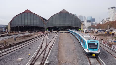 Luftaufnahme-Eines-Stillstehenden-Zuges-Und-Gleisen-Am-Retiro-Bahnhof-In-Buenos-Aires