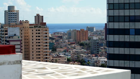 Vista-De-La-Azotea-Con-Vistas-A-Los-Edificios-Del-Paisaje-Urbano-En-La-Habana,-Cuba.