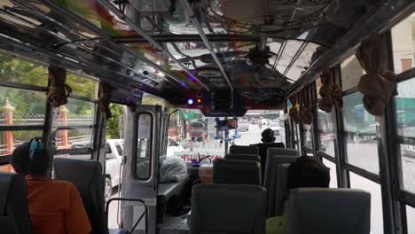 Autobús-Local-Que-Transporta-A-Los-Viajeros-Cotidianos-En-Las-Calles-De-La-Ciudad-De-Bangkok,-Tailandia