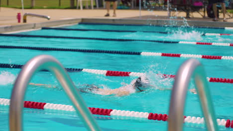 Schwimmer-Rennen-Während-Des-Wettkampfs-Im-Schwimmbad