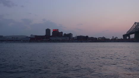 Hafen-Von-Montreal-Von-Der-Anderen-Flussseite-Mit-Der-Jacques-Cartier-Brücke-Auf-Der-Rechten-Seite-In-Der-Abenddämmerung
