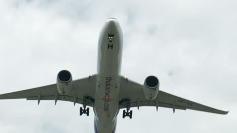 Thai-Airways-prepare-for-Landing-at-Suvarnabhumi-Airport,-Thailand