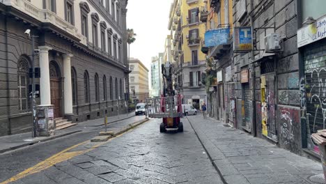 Szene-Eines-Halbautomatischen-Kranwagens,-Der-Einen-Kleinen-Wagen-Hebt,-Und-Blick-Auf-Die-Straße-In-Neapel,-Italien