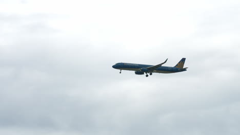 Vietnam-Airlines-prepare-for-Landing-at-Suvarnabhumi-Airport,-Thailand