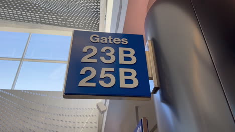 Laxes-Flughafen-Gate-23b-Und-Gate-25b-Schild-Am-13.07.2023