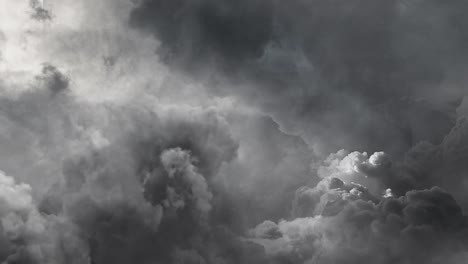 Blitzgewitter-Blitzen-In-Den-Cumulonimbuswolken-Am-Dunklen-Himmel-Auf