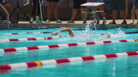 Schwimmer-Tauchen-Im-Wasser-Und-Rasen-Während-Des-Wettkampfs-Im-Schwimmbad