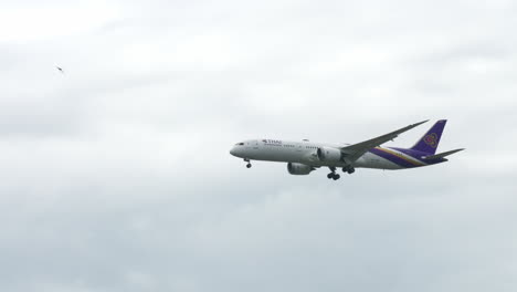 Thai-Airways-Bereitet-Sich-Auf-Die-Landung-Am-Flughafen-Suvarnabhumi-In-Thailand-Vor