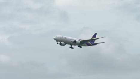 Thai-Airways-Bereitet-Sich-Auf-Die-Landung-Am-Flughafen-Suvarnabhumi-In-Thailand-Vor