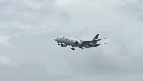 Thai-Airways-Se-Prepara-Para-Aterrizar-En-El-Aeropuerto-De-Suvarnabhumi,-Tailandia