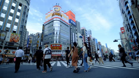Zeitlupe-Von-Menschen,-Die-An-Der-Shibuya-Kreuzung-Vorbeigehen